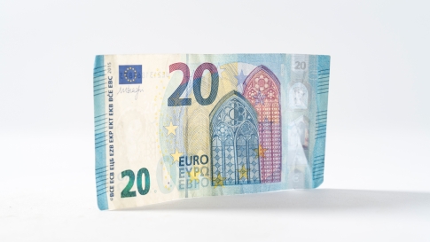 Symbolbild: 20 Euro - Das bringen dir die türkis-grünen Steuerpläne