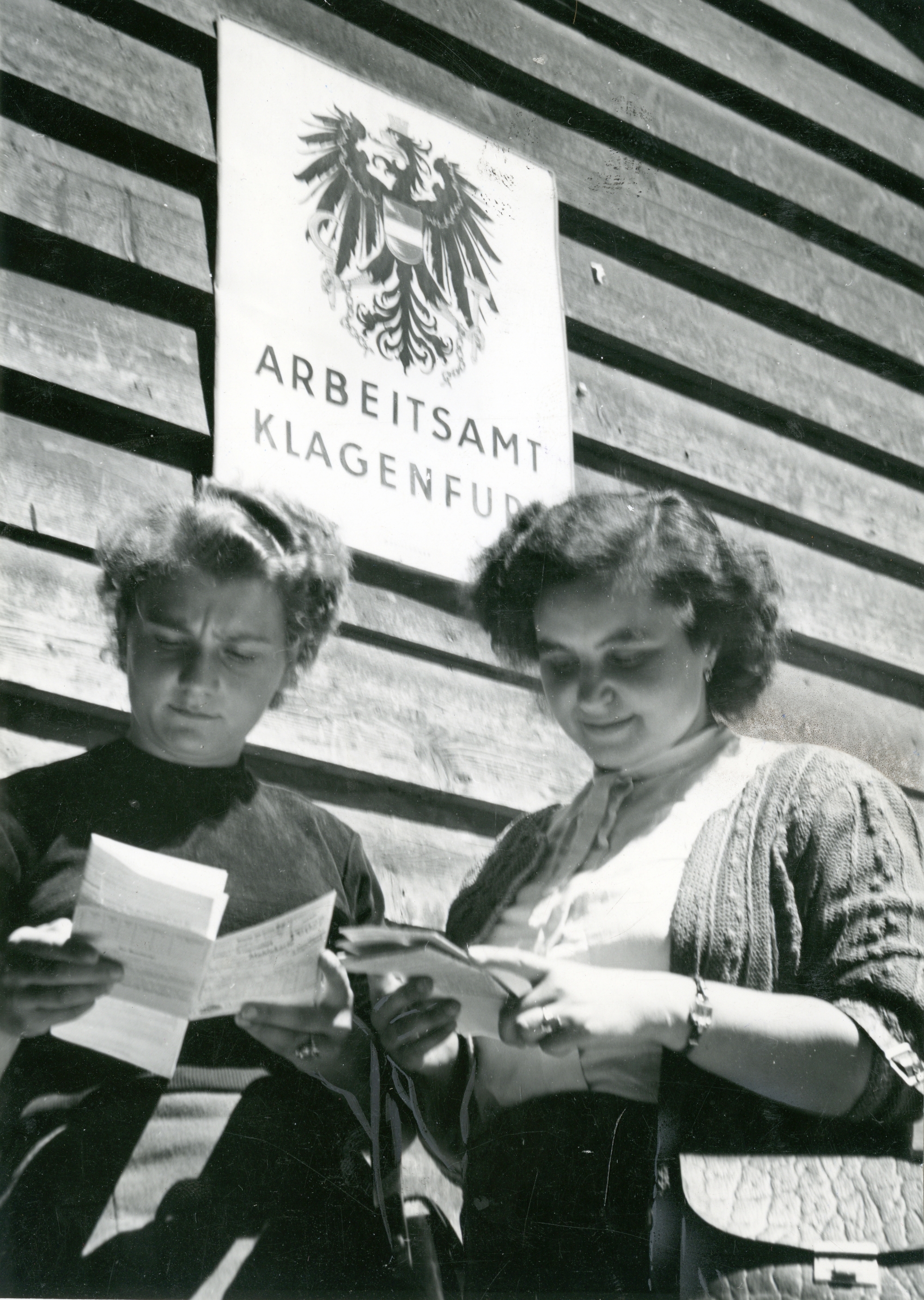 Zwei Frauen bekommen Arbeitslosengeld im Jahr 1952