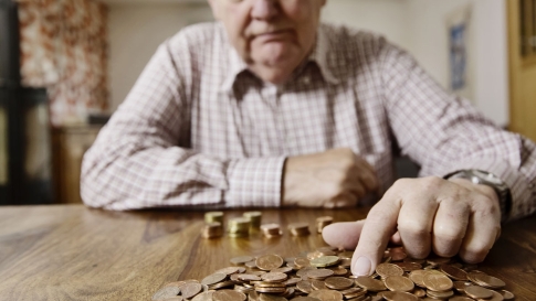 Ein Mann zählt seine Münzen